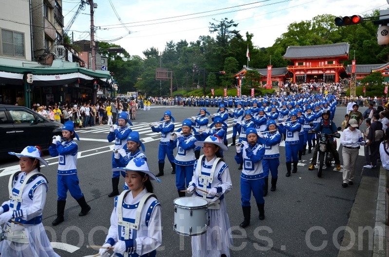 祇園祭で賑う京都で１５日午後、日本および台湾の法輪功学習者約３百人が、パレード行進を行った。